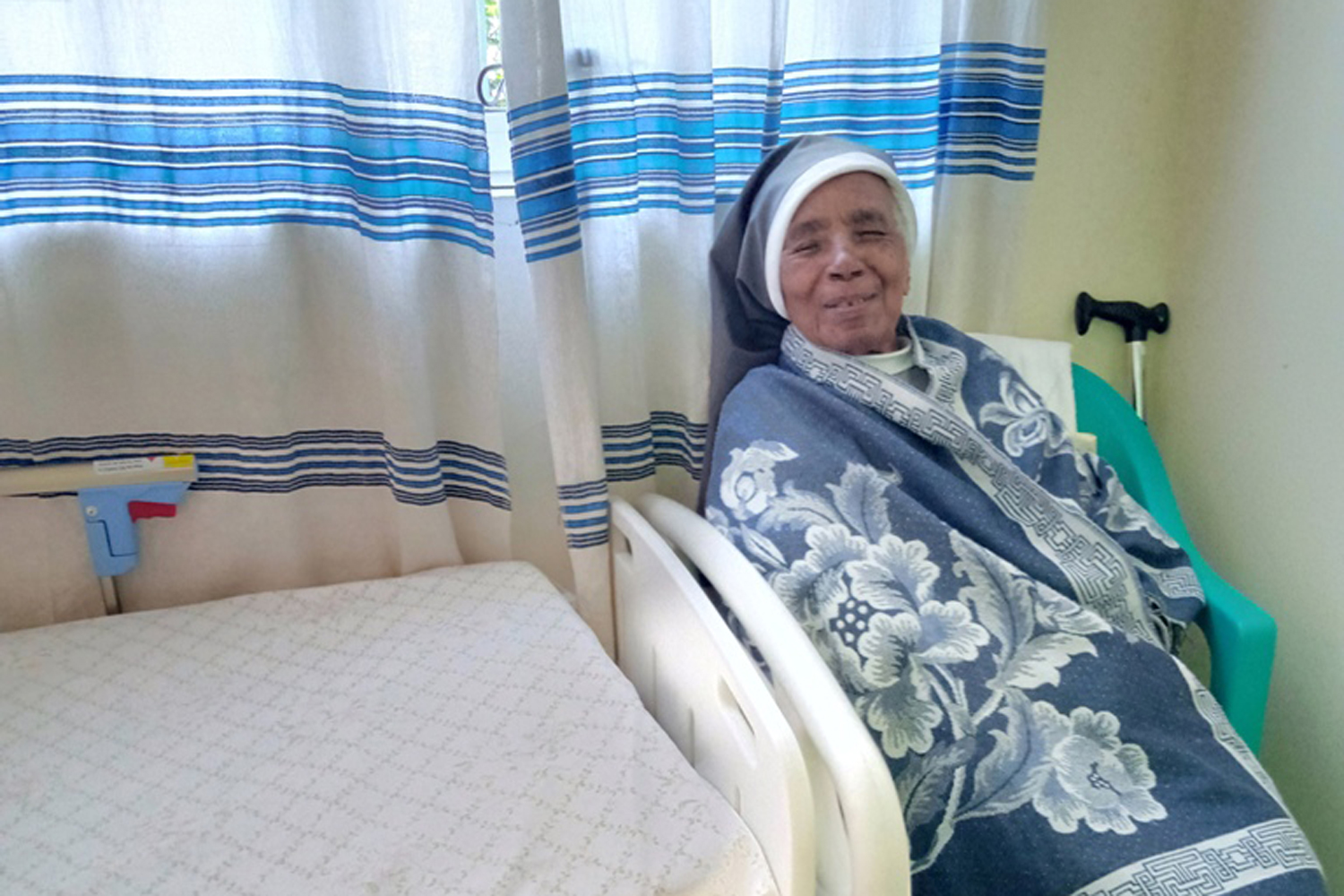 ETIÓPIA: duas camas de hospital e duas cadeiras de rodas para irmãs religiosas idosas