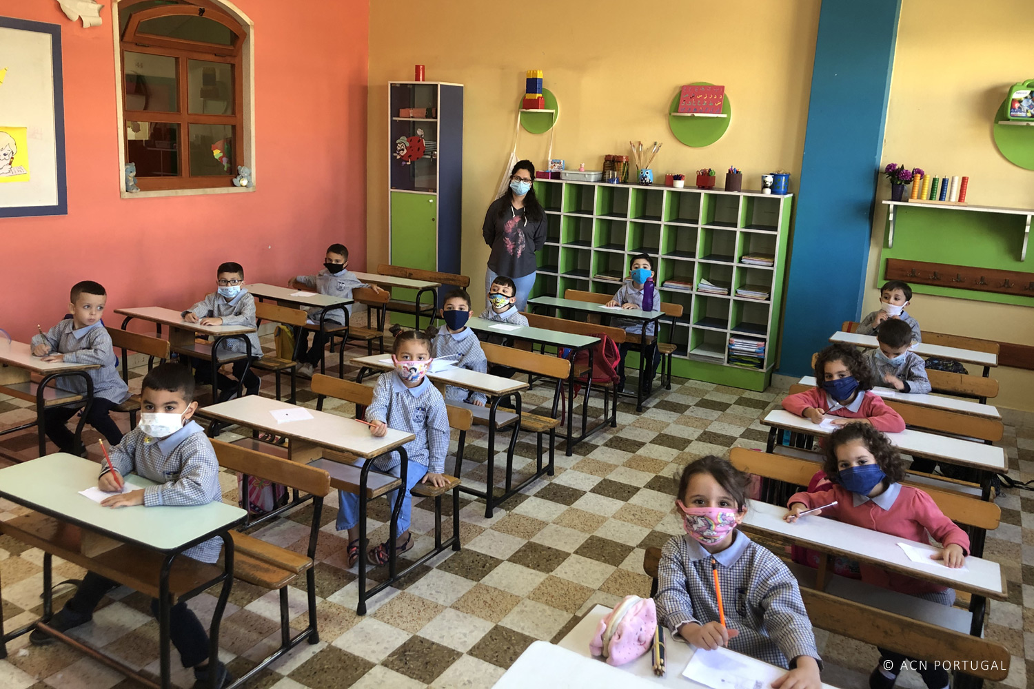 LÍBANO: Ajuda para crianças refugiadas sírias poderem frequentar a escola