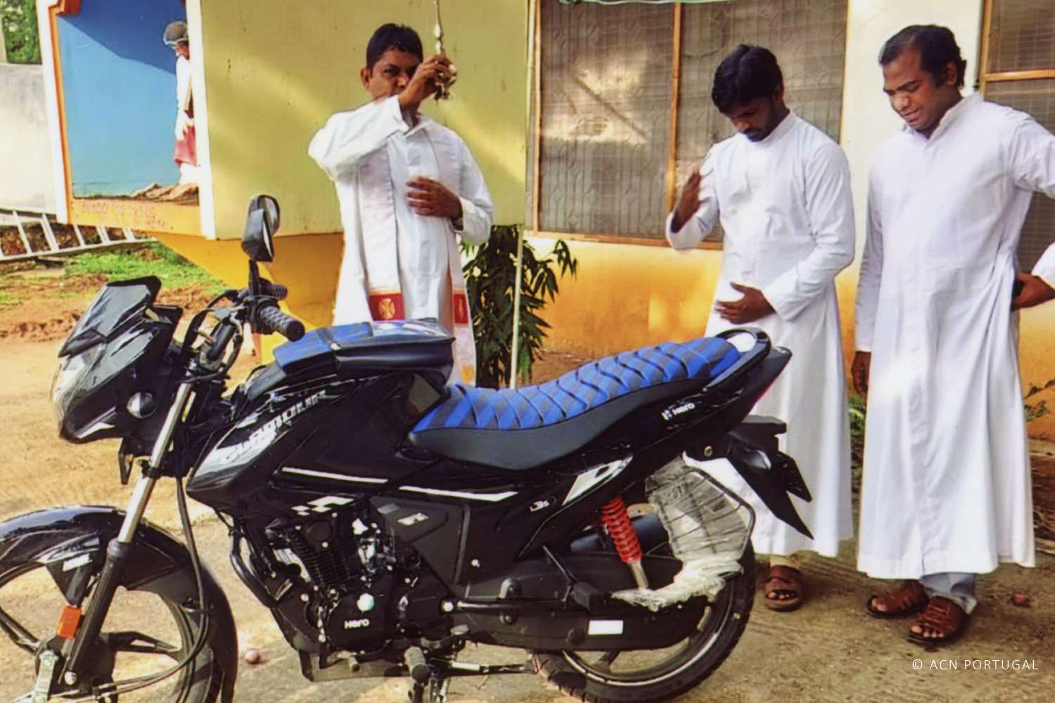 ÍNDIA: Um ciclomotor para o seu trabalho pastoral