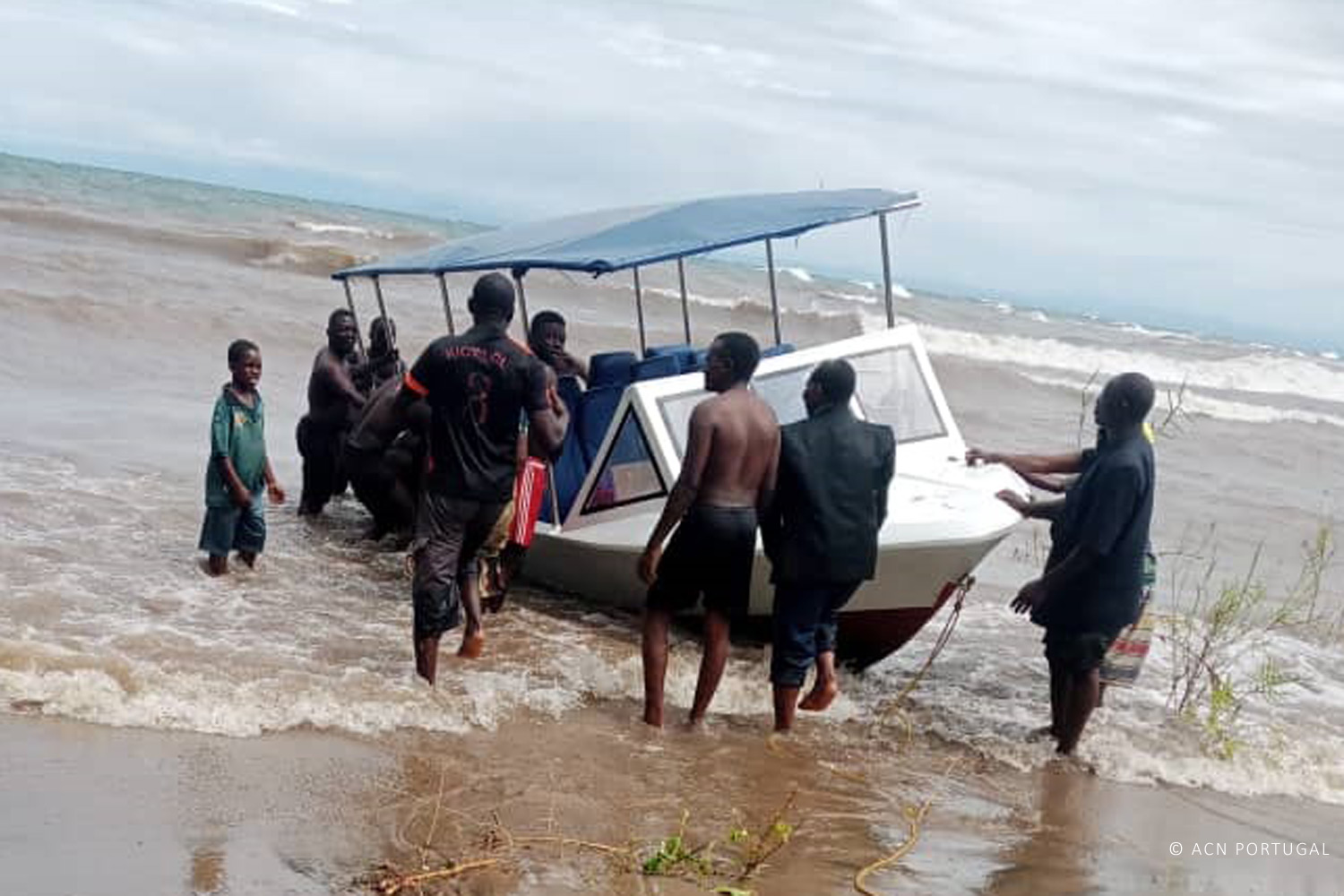 TANZÂNIA: Um barco para o trabalho pastoral
