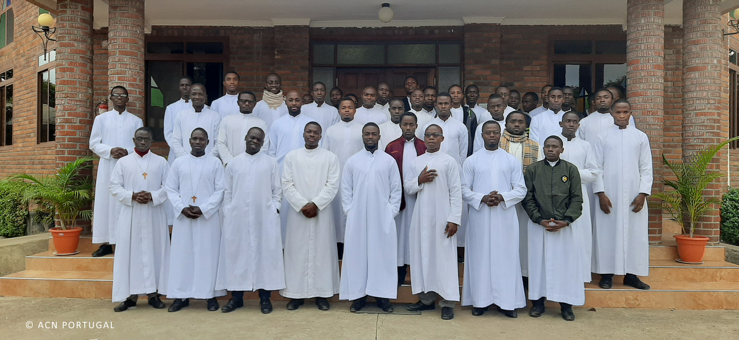 CAMARÕES E CHADE: Ajuda para a formação de 28 seminaristas dos Missionários de São Francisco de Sales