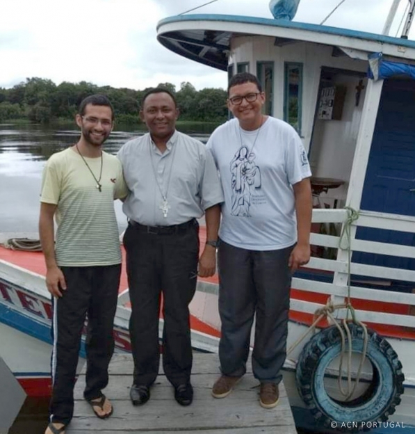 BRASIL: Reparação de um barco fluvial para trabalhos pastorais na Região Amazónica