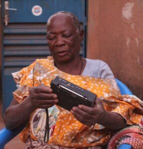 BURQUINA FASSO: rádios, lâmpadas solares e dispositivos de memória com lições gravadas para 800 famílias de refugiados