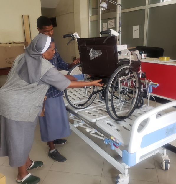 ETIÓPIA: duas camas de hospital e duas cadeiras de rodas para irmãs religiosas idosas