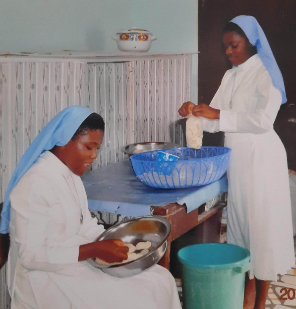 GANA: uma máquina para cozer hóstias para as Irmãs do Menino Jesus