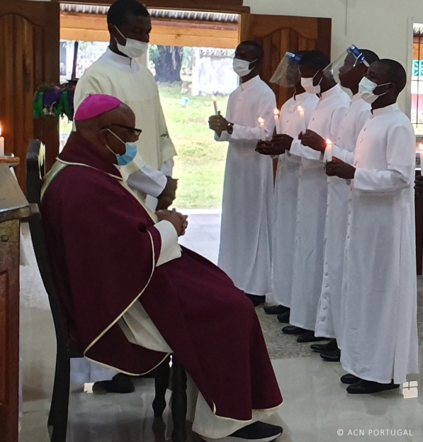 LIBÉRIA: Estipêndios de Missa para os formadores do seminário em Gbarna