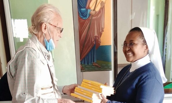TANZÂNIA E QUÉNIA: 6000 cópias do catecismo juvenil YOUCAT em Suaíli
