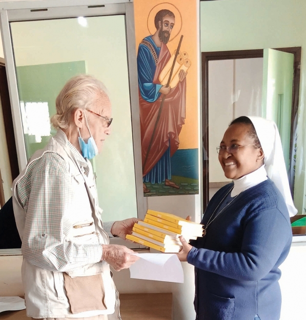 TANZÂNIA E QUÉNIA: 6000 cópias do catecismo juvenil YOUCAT em Suaíli