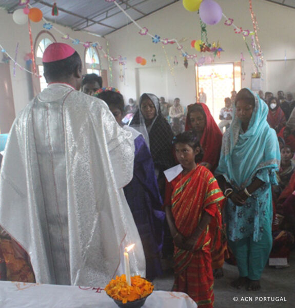 BANGLADESH: Das ruínas de uma antiga capela de barro nasce uma vida nova para os cristãos da aldeia de Sonka