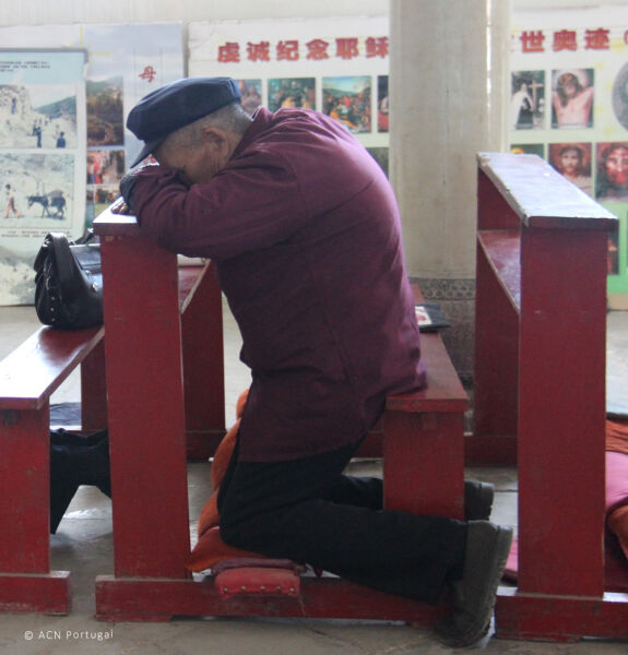CHINA: Actividades religiosas na Internet, incluindo a transmissão das missas, vão precisar da aprovação prévia do governo
