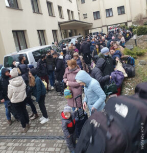 UCRÂNIA: “Milhares de refugiados chegam aqui todos os dias”, diz sacerdote responsável por casa de retiros em Lviv