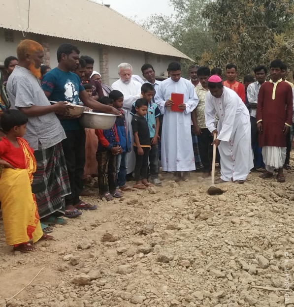 BANGLADESH: Na aldeia de Noyanagar, os cristãos rezam numa capela onde a chuva entra pelo telhado