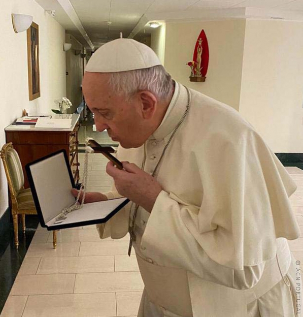 CHILE: Bispo recorda emoção do Papa ao receber uma cruz feita de madeira da igreja destruída e queimada no ano passado