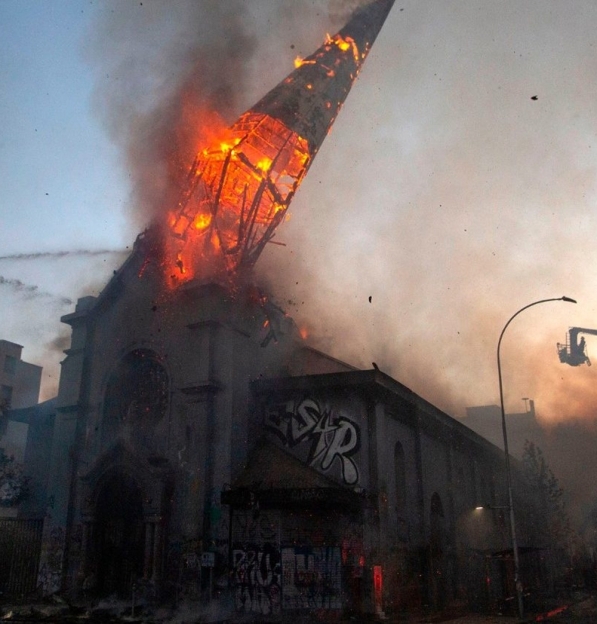 CHILE: Pároco de duas das igrejas queimadas no ano passado por manifestantes recebe prémio da Fundação AIS