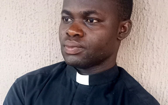 NIGÉRIA: “Ouvi três ou quatro explosões, foi tudo bem planeado”, descreve padre que estava na Igreja de Owo no dia do ataque