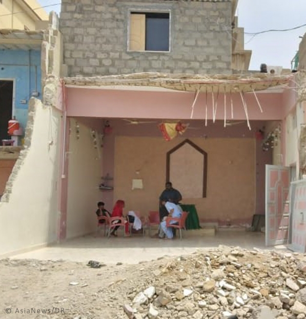 PAQUISTÃO: Comunidade cristã assiste em lágrimas à demolição da Igreja de São José e de centenas de casas em Karachi