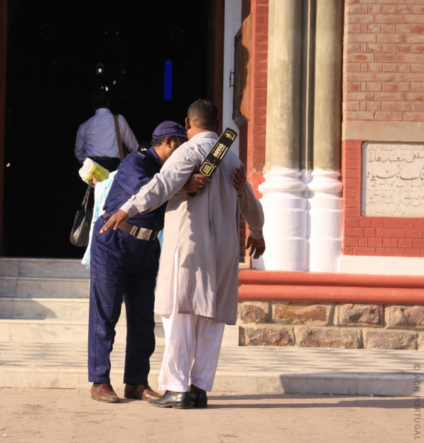 PAQUISTÃO: Igrejas aumentam segurança receando ataques terroristas após tomada de poder dos talibãs em Cabul