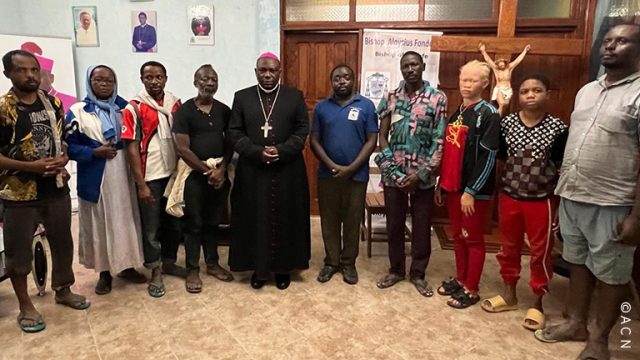 CAMARÕES: Igreja celebra libertação de cinco padres, três leigos e uma irmã raptados há seis semanas