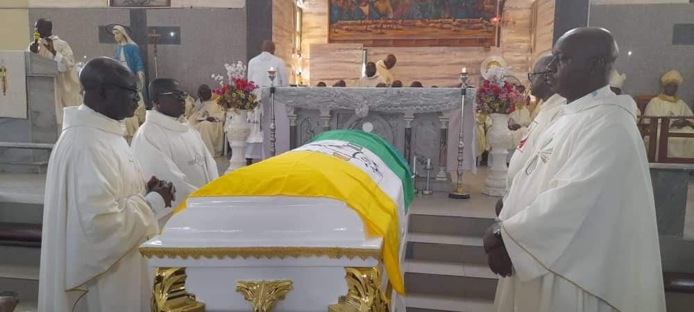 Centenas de fiéis prestaram último tributo ao padre que morreu queimado em ataque à paróquia