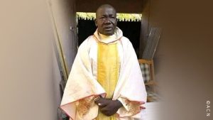 NIGÉRIA: Centenas de fiéis prestaram último tributo ao padre que morreu queimado em ataque à paróquia