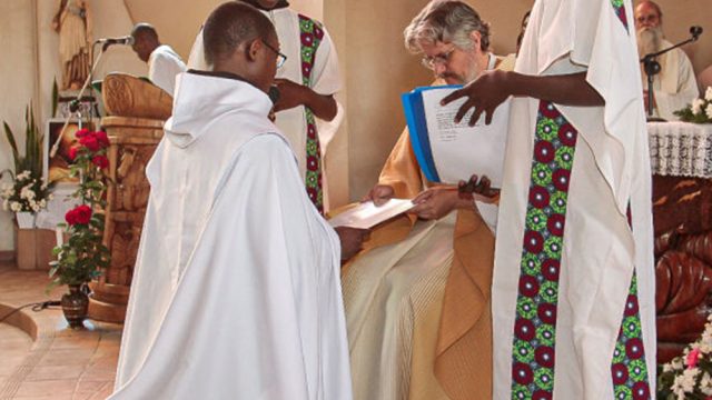 REPÚBLICA CENTRO-AFRICANA: Ajuda para a construção de um grande novo mosteiro e centro missionário para os Carmelitas Descalços