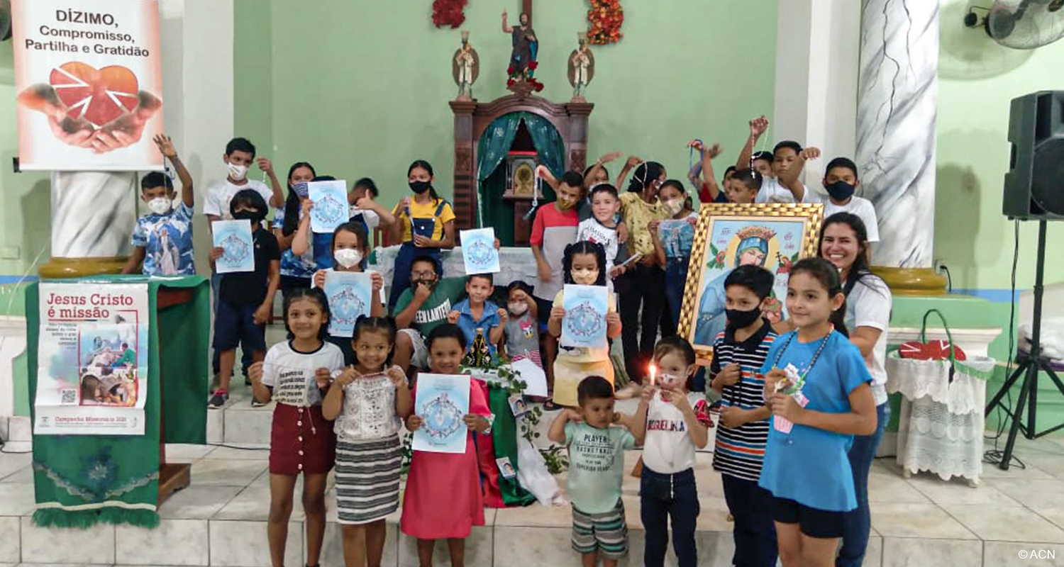 Crianças rezam o Terço no Brasil