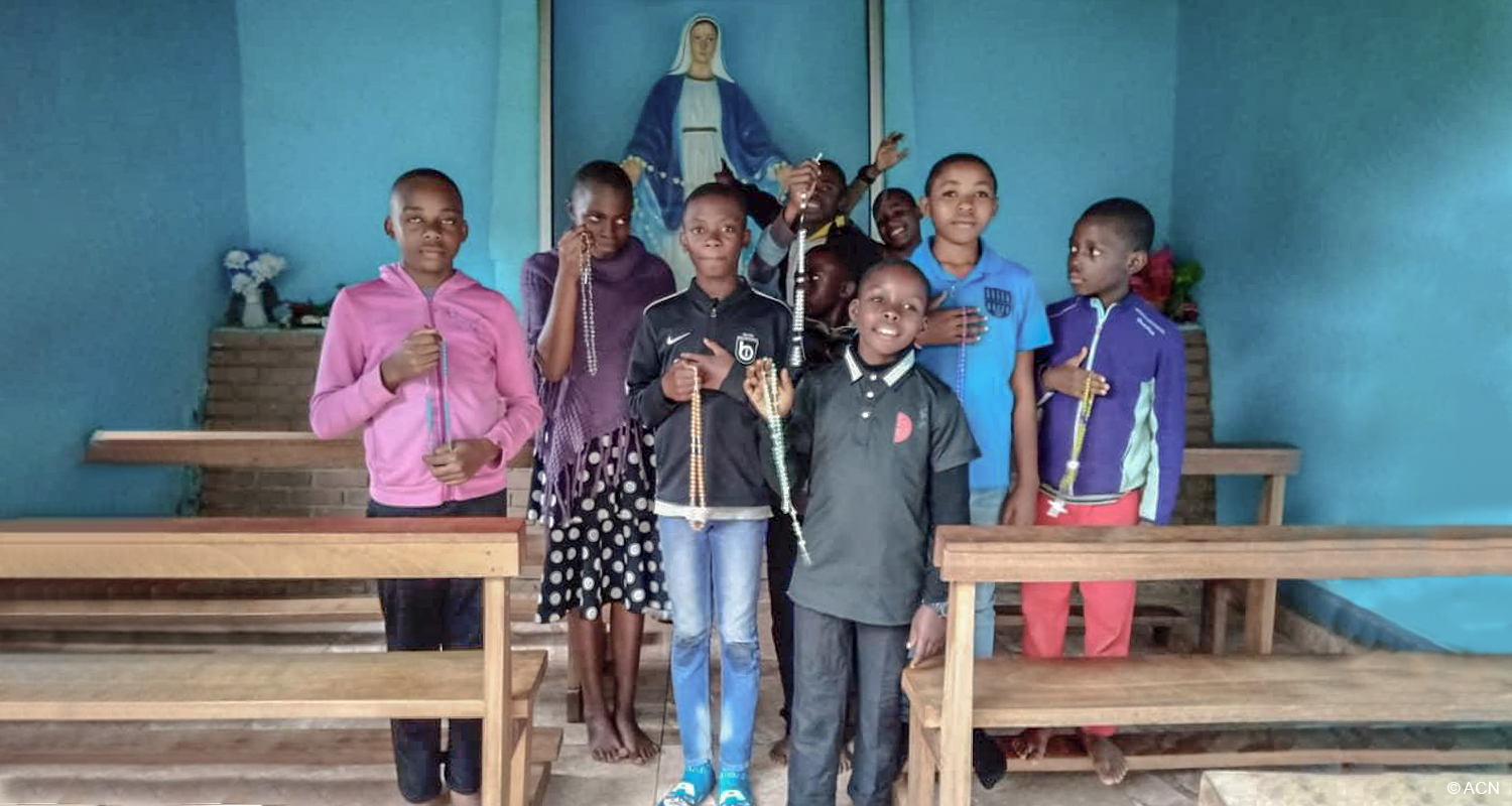 Crianças rezam o Terço nos Camarões