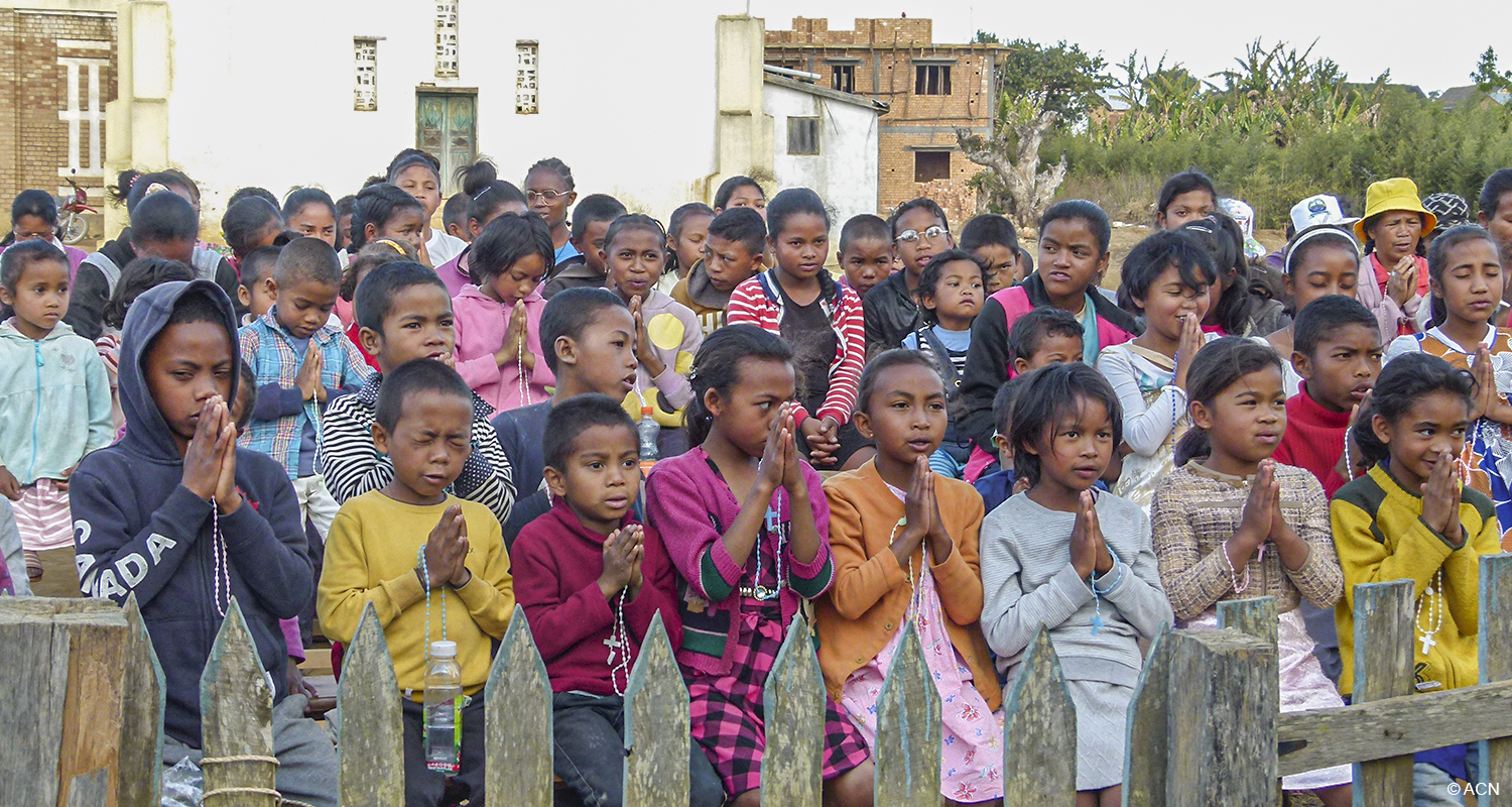 Crianças rezam o Terço no Madagáscar