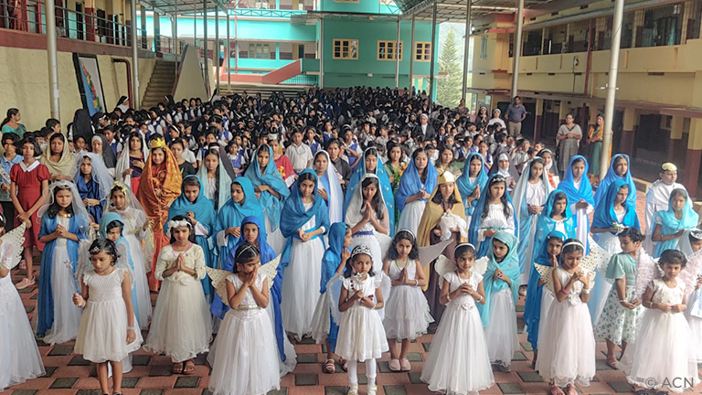 Crianças rezam o Terço na Índia