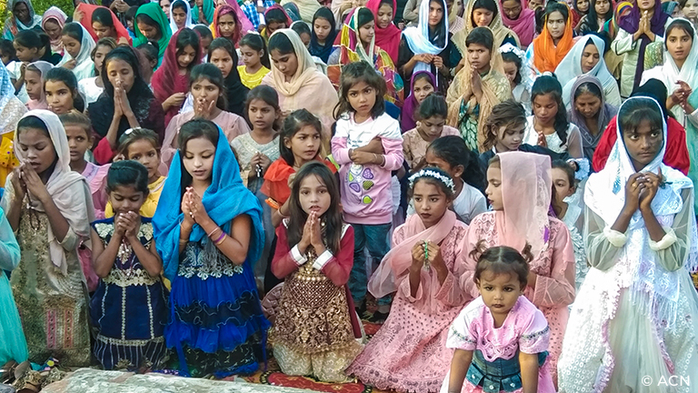 Crianças rezam o Terço no Paquistão