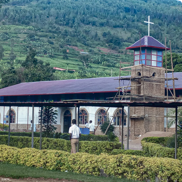 RUANDA: Renovação e ampliação da capela do pequeno Seminário da Diocese de Byumba