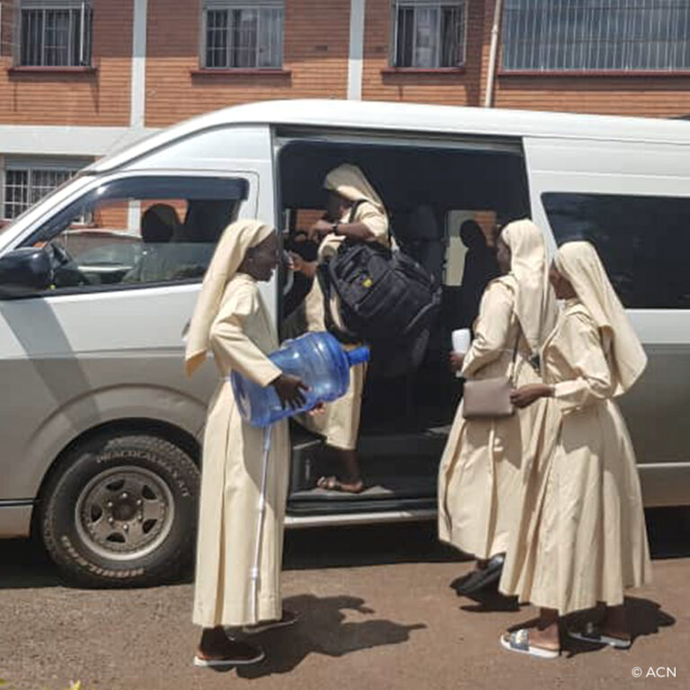 UGANDA: Um minibus para as Irmãzinhas de São Francisco