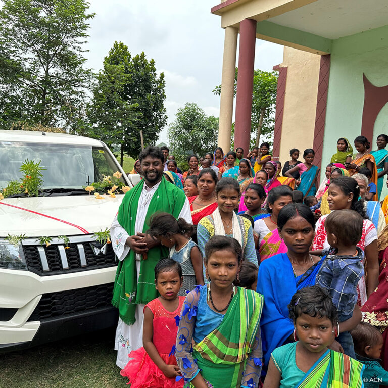 ÍNDIA: Um veículo para uma paróquia remota no longínquo nordeste