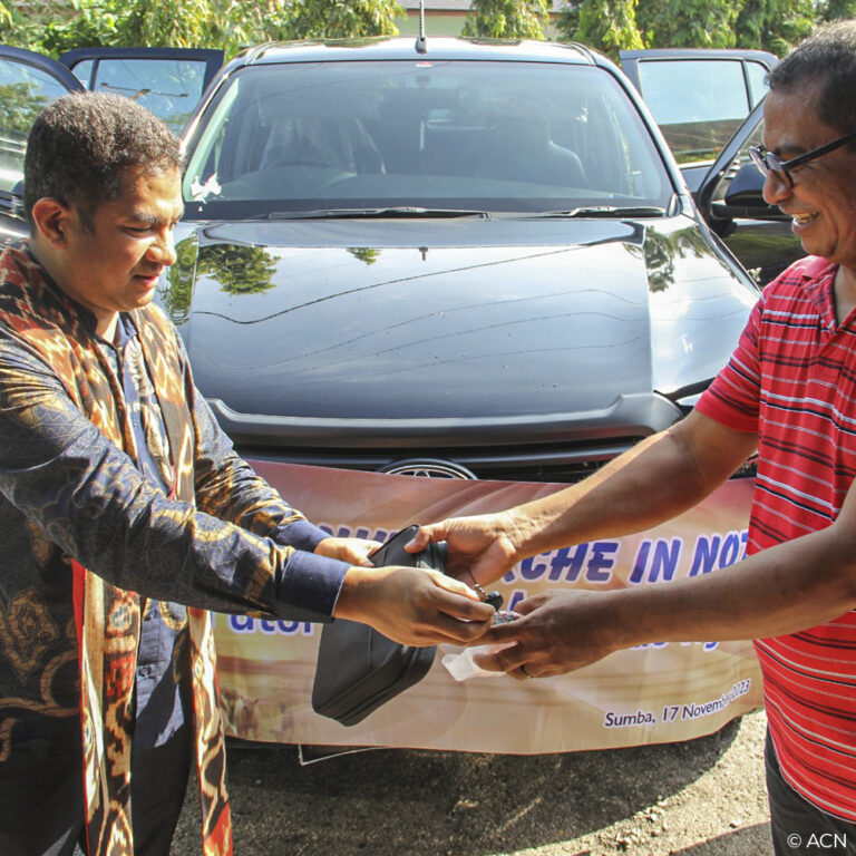 INDONÉSIA: Um veículo para uma paróquia na ilha de Sumba