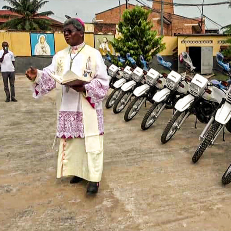 REP. DEM. CONGO: 10 Motorizadas para o trabalho pastoral em paróquias rurais