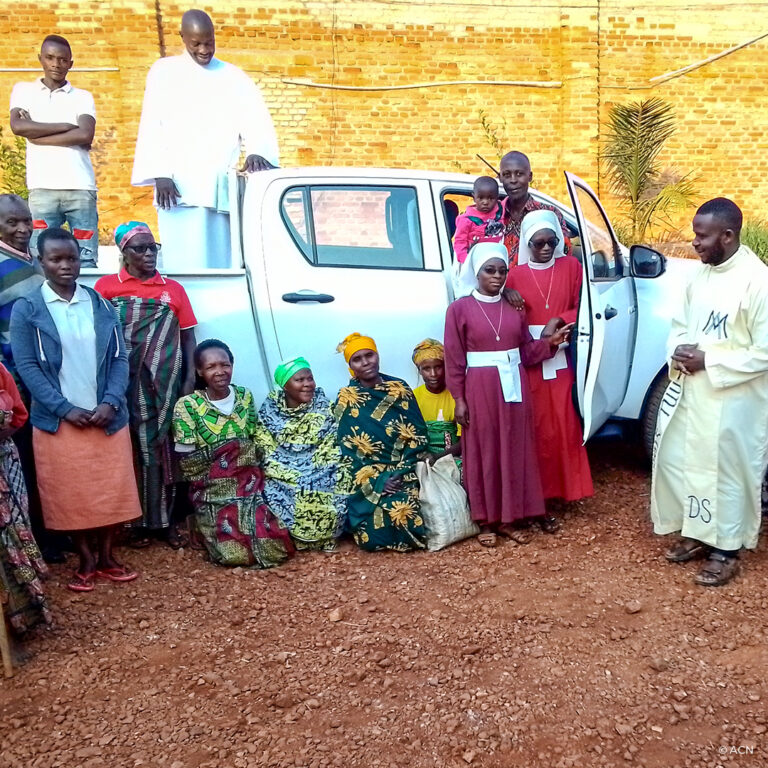 BURUNDI: Um veículo para uma grande paróquia