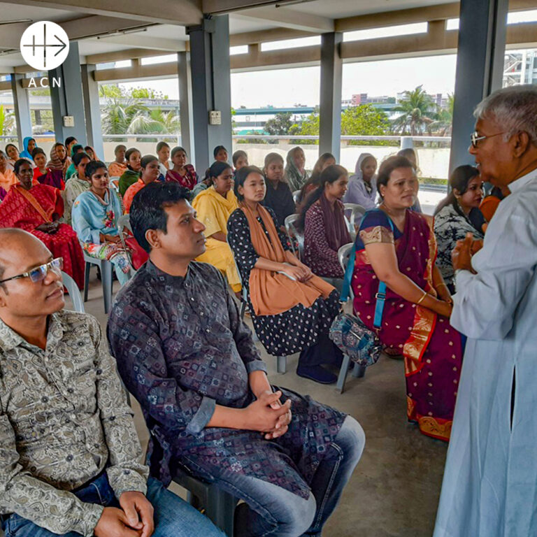 BANGLADESH: Um programa intensivo de formação pastoral e social para as crianças, adolescentes e adultos