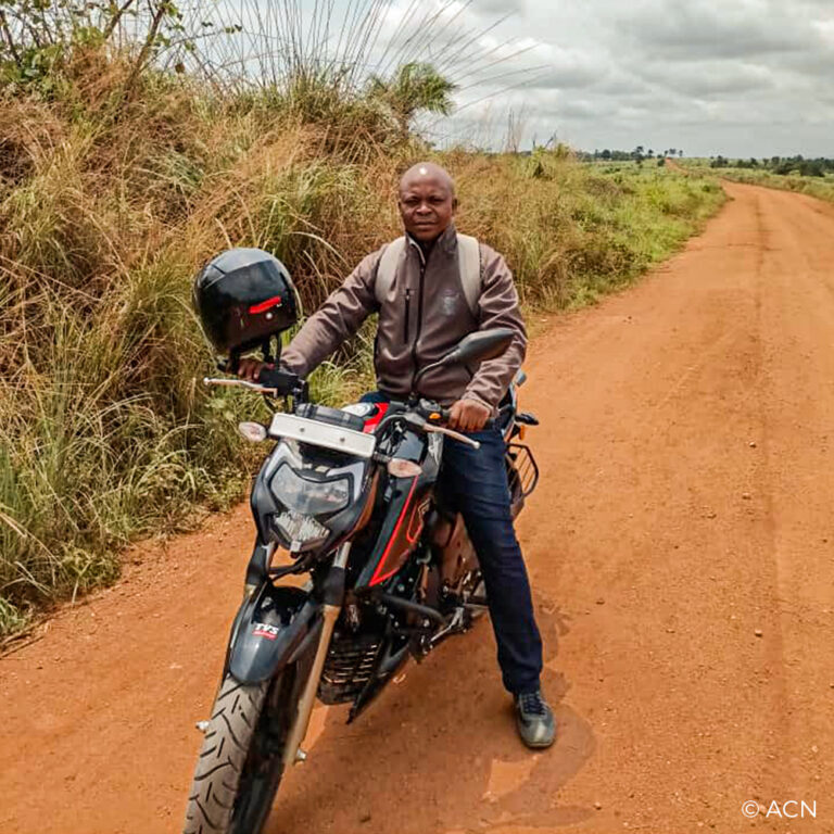 REP. DEM. CONGO: Três motas para os Franciscanos ao serviço das paróquias