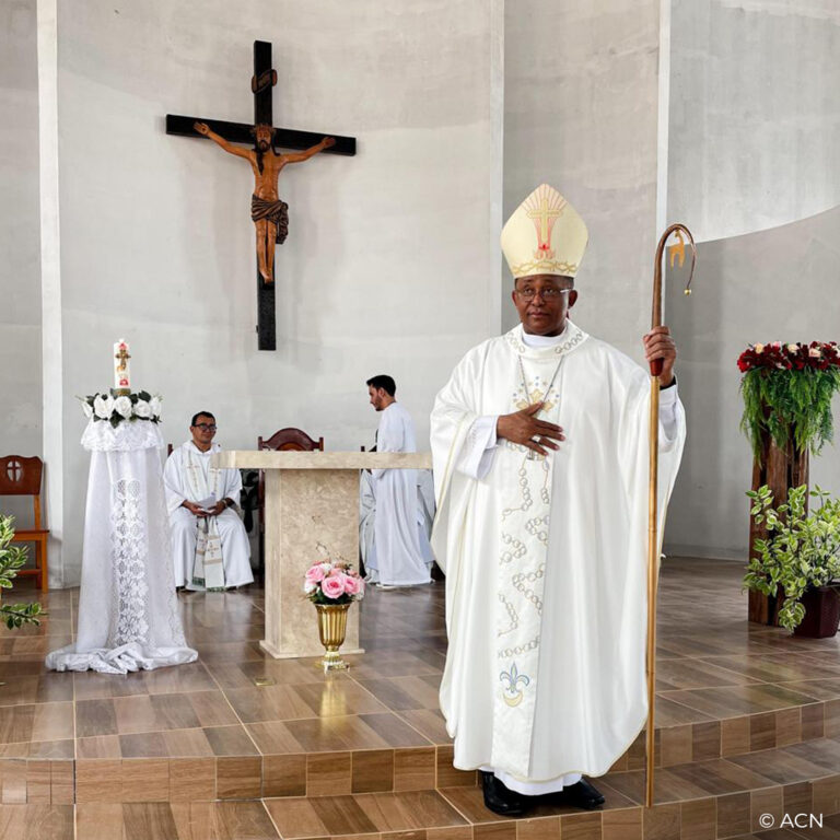 BRASIL: Renovação e extensão de uma igreja em Placas