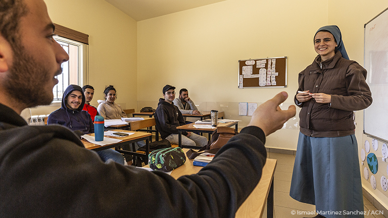 LÍBANO: Religiosas ajudam jovens vulneráveis de famílias pobres a superarem medos e traumas