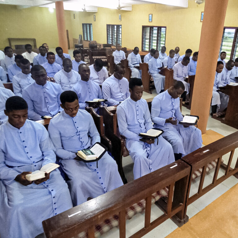 NIGÉRIA: Apoio para a formação sacerdotal de 76 jovens religiosos africanos