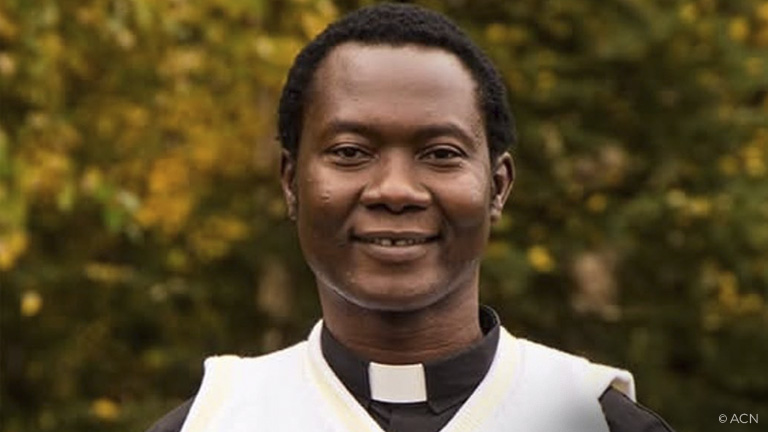 NIGÉRIA: Padre Alphonsus libertado ao fim de 51 dias de cativeiro após ter sido raptado por militantes armados