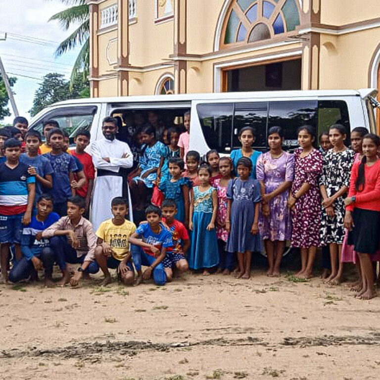 SRI LANKA: Um minibus para o trabalho pastoral