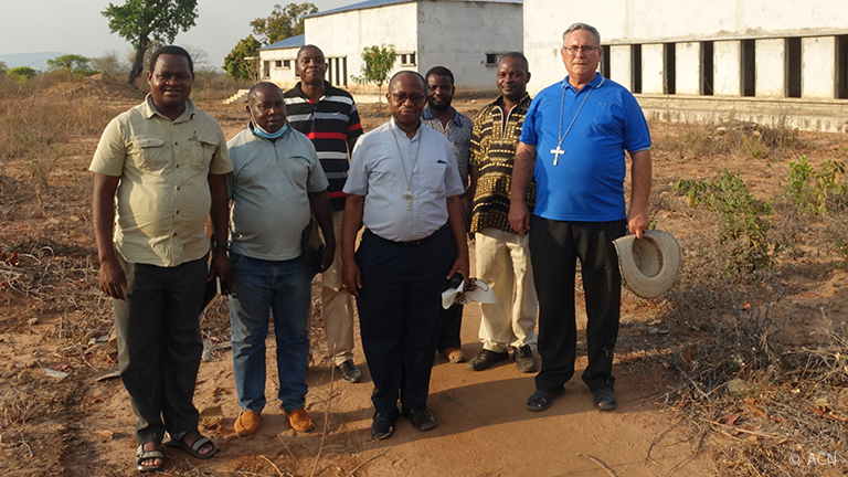 Diversos terrenos da Arquidiocese de Nampula foram invadidos e ocupados desde o final do ano passado e num dos quais foi já construída pelo menos uma mesquita… A Igreja reclamou para os tribunais e com os responsáveis políticos, mas como tudo continua na mesma o próprio Arcebispo decidiu agora denunciar a situação. “Deve haver por ali uma mão invisível de poderosos, de intocáveis, que encorajam os criminosos”, afirmou D. Inácio Saure, que pede ajuda “ao mundo” para que os bens da Igreja, que “são dos pobres, são de todos nós”, sejam devolvidos…