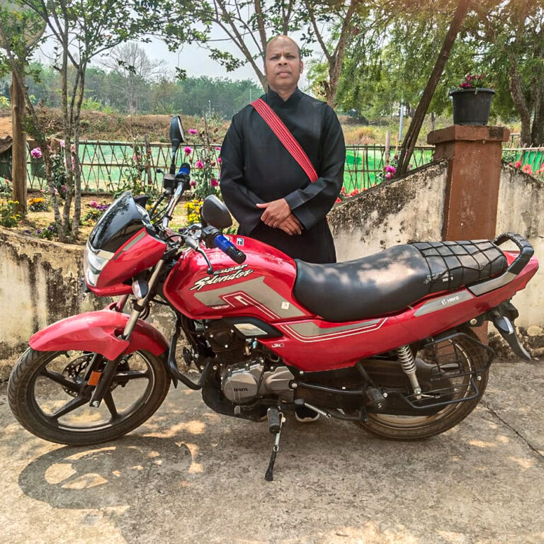 ÍNDIA: Dois motociclos para os padres que trabalham numa paróquia remota do norte