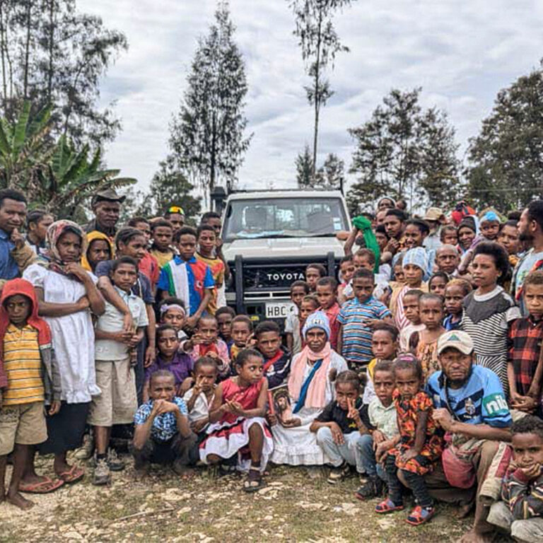 PAPUA-NOVA GUINÉ: Um veículo para uma paróquia enorme
