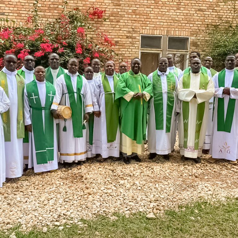 RUANDA: Exercícios Espirituais para 54 Padres da Diocese de Gikongoro