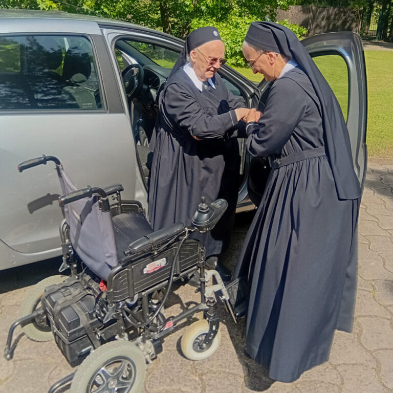ARGENTINA: Um veículo para transportar religiosas idosas e doentes