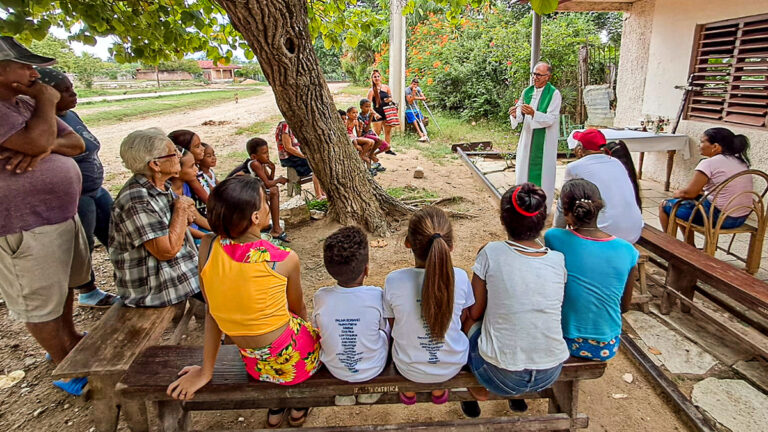 CUBA: “A Igreja sempre esteve ao lado do povo, acompanhando-o, servindo-o e amando-o”, afirma sacerdote à Fundação AIS