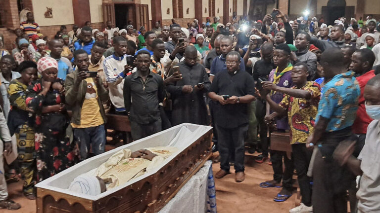 R. C. AFRICANA: Assassinado a tiro pároco de São João Baptista, em Zémio, região marcada por muita violência
